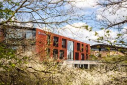 Industribygning med facade af jern
