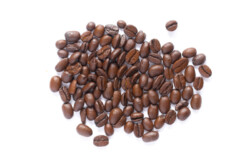 Kaffebønner på hvid baggrund